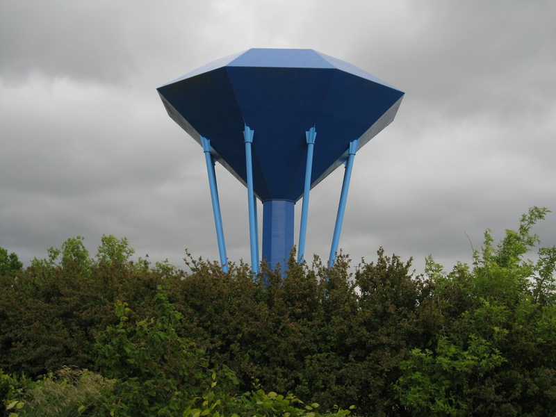 Illustration for article titled Bizarre Water Towers That Look Like Alien Spaceships